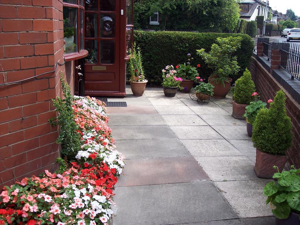 Butterfly Guest House Cheadle  Exterior photo